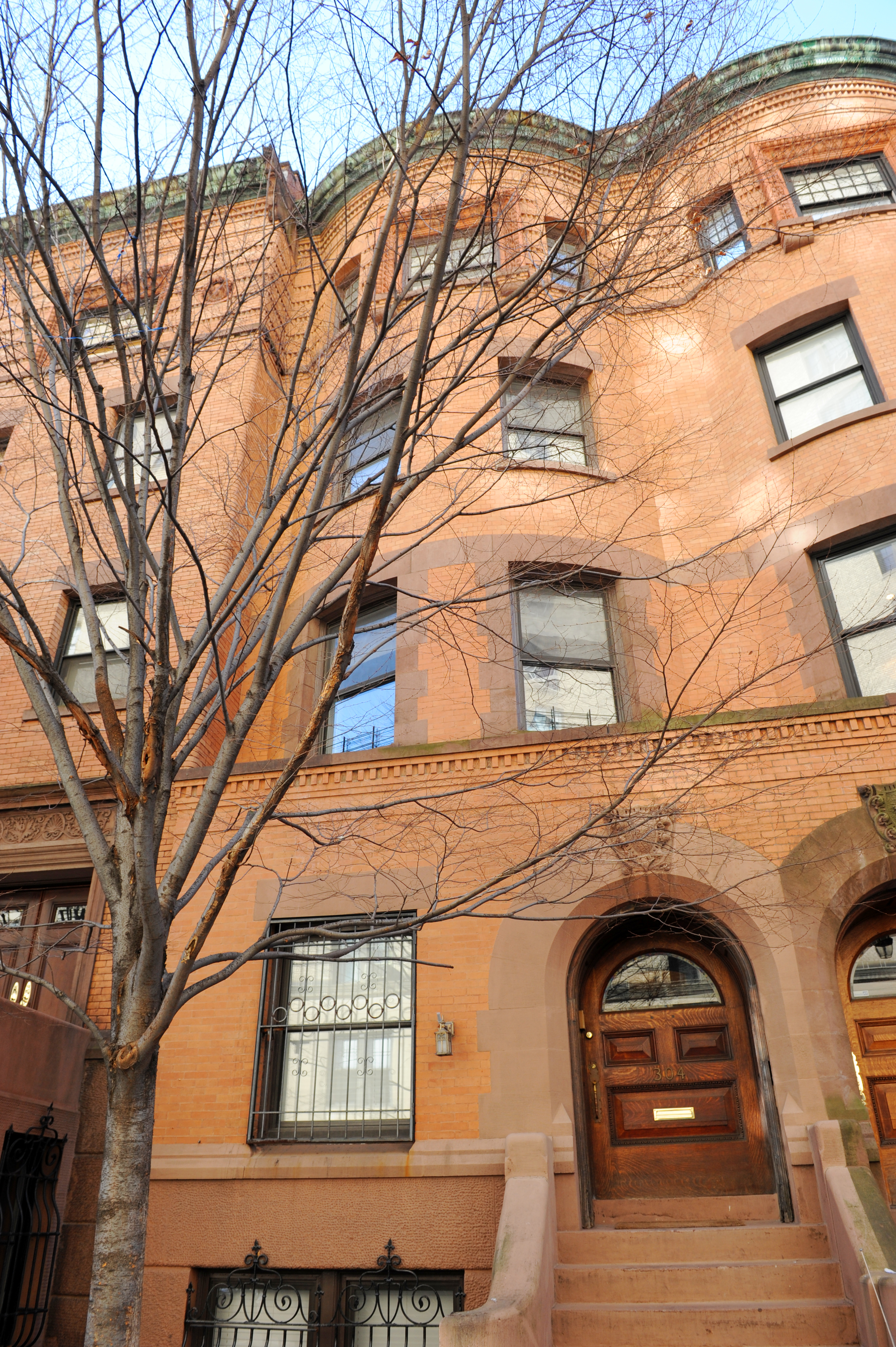 304 West 77th Street, Unit 2 Manhattan, NY 10024 - Photo 5 of 6 a front view of a house with parking