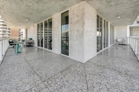 $2,295,000 | 10 Venetian Way, Unit 904, Miami Beach, FL 33139