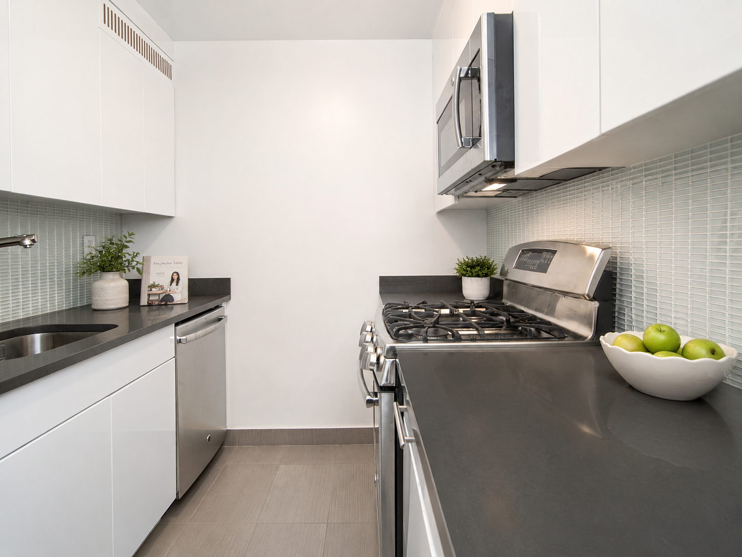 310 East 46th Street, Unit 7W Manhattan, NY 10017 - Photo 4 of 7 Gallery Image 4