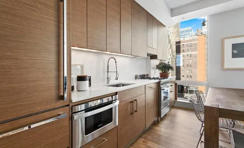 $1,250,000 | 325 Lexington Avenue, Unit 10D | Murray Hill
