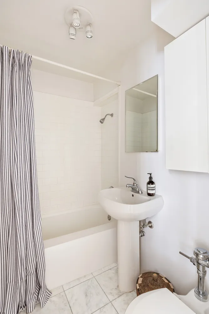 $1,045,000 | 69 West 9th Street, Unit 10K | Greenwich Village