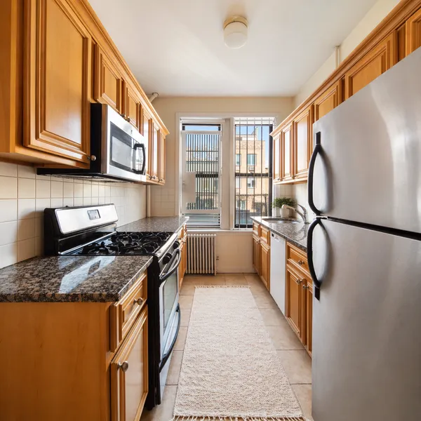 $3,600 | 794 Manhattan Avenue, Unit 2R | Greenpoint