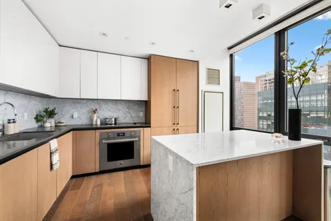$1,800,000 | 302 East 96th Street, Unit PH3S | Upper East Side