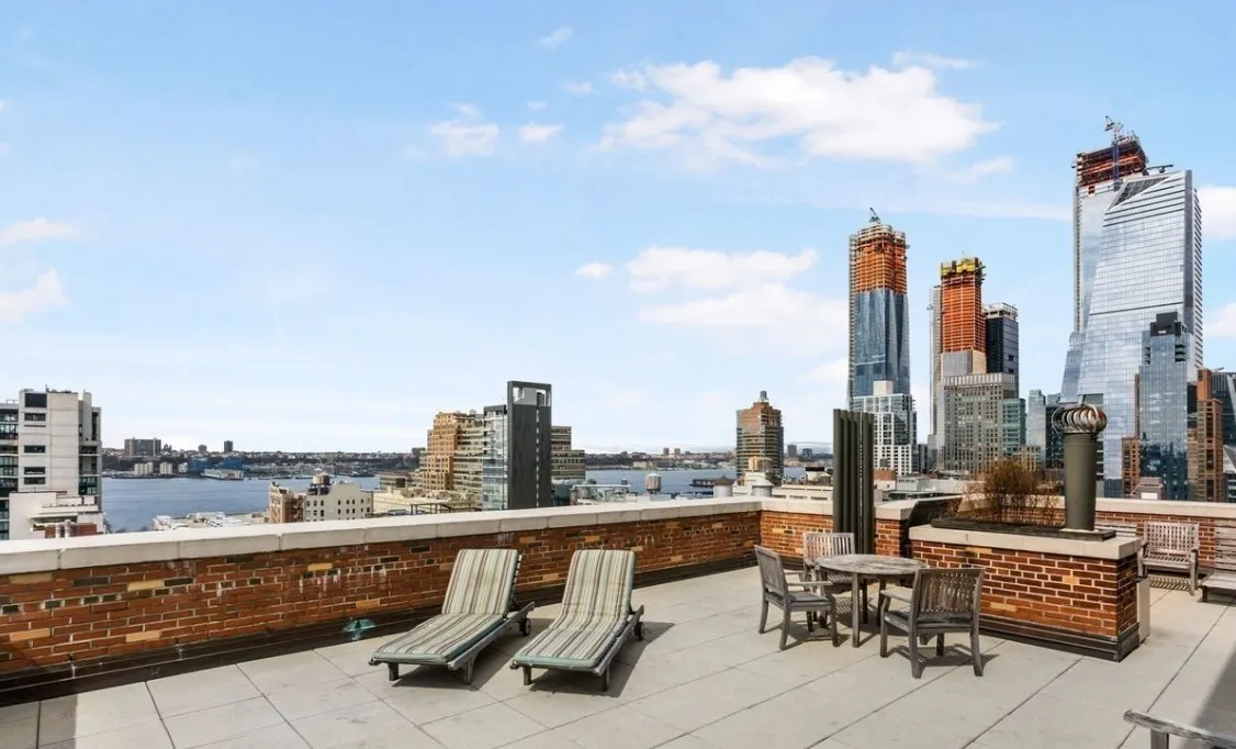 a view of roof with sitting area