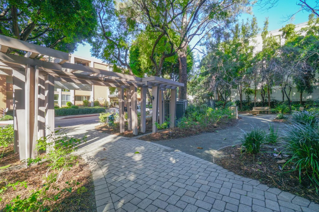 1015 North Kings Road, Unit 301 West Hollywood, CA 90069 - Photo 21 of 22