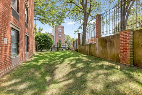 a view of a back yard