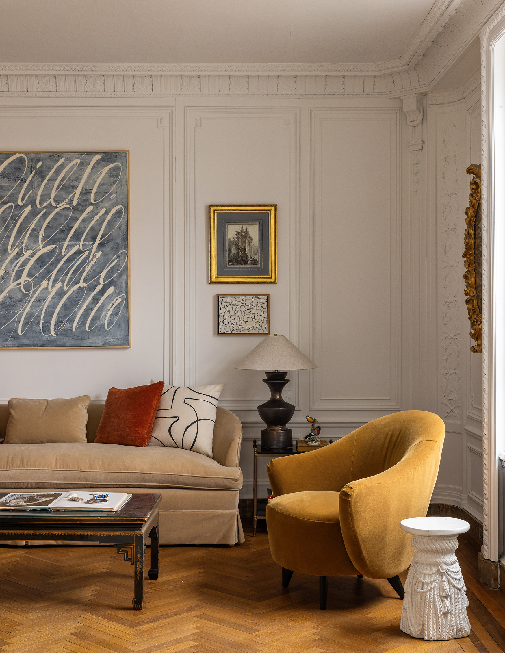 1136 5th Avenue, Unit 6A Manhattan, NY 10128 - Photo 13 of 44 a living room with furniture and a couch