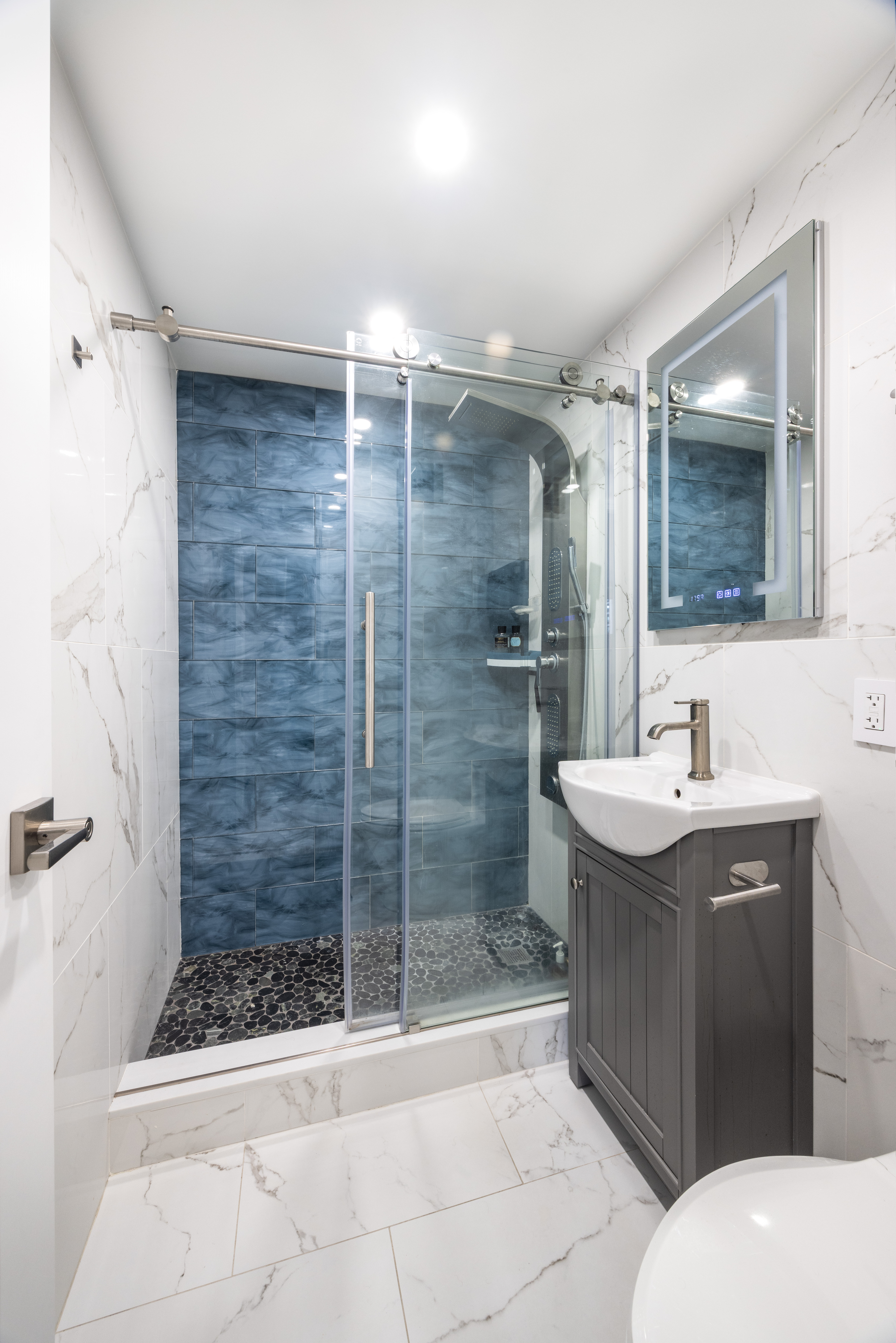 235 East 57th Street, Unit 17A Manhattan, NY 10022 - Photo 4 of 6