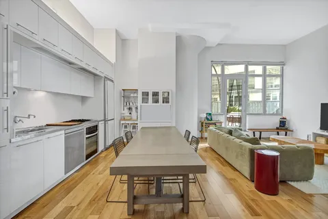 $899,000 | 27-28 Thomson Avenue, Unit 127 | Long Island City