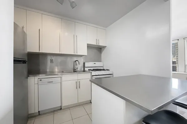 $3,350 | 300 East 33rd Street, Unit 9G | Kips Bay