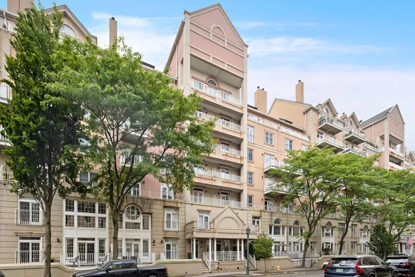 $385,000 | 208 Shearwater Court West, Unit 32, Jersey City, NJ 07305