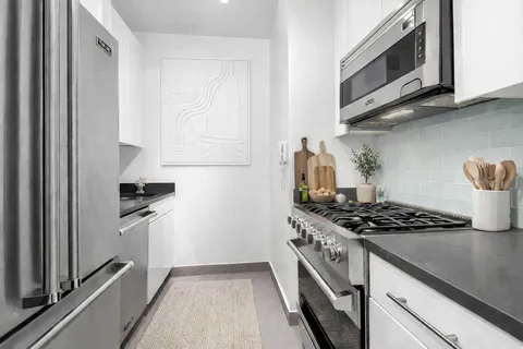 $890,000 | 99 John Street, Unit 819 | Financial District
