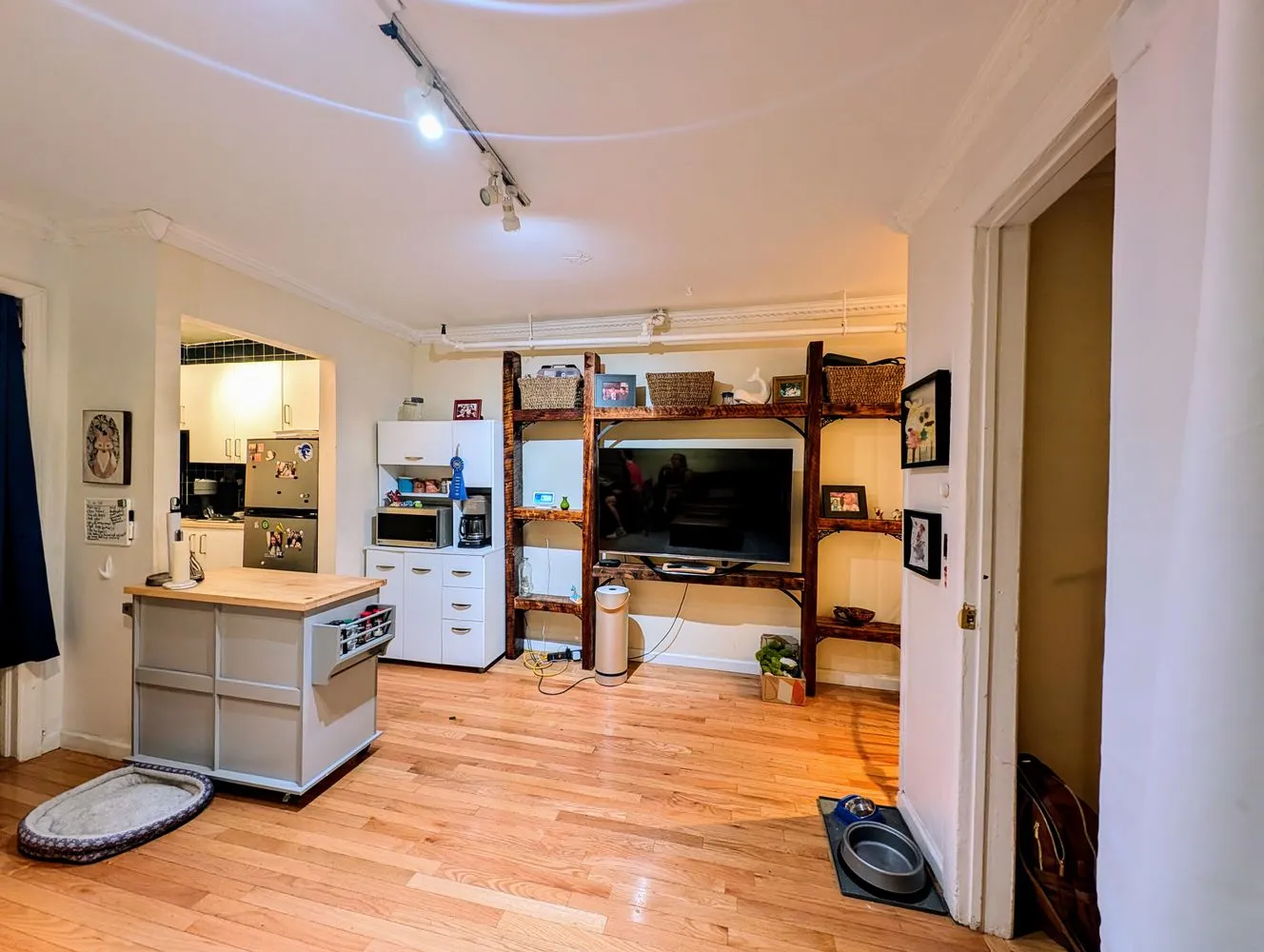 a view of a living room and kitchen