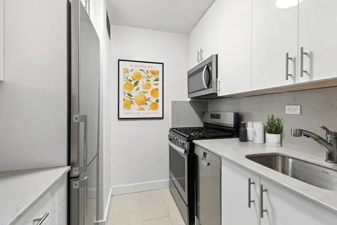 $950,000 | 201 East 17th Street, Unit 30F | Gramercy