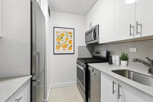 $950,000 | 201 East 17th Street, Unit 30F | Gramercy