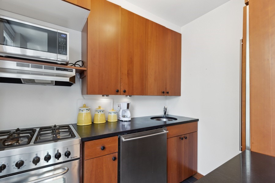 689 Fort Washington Avenue, Unit 4B Manhattan, NY 10040 - Photo 4 of 13 a kitchen with a stove and a microwave