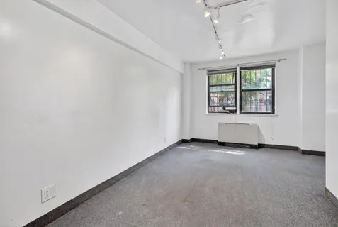 $695,000 | 55 East 9th Street, Unit 1F | Greenwich Village