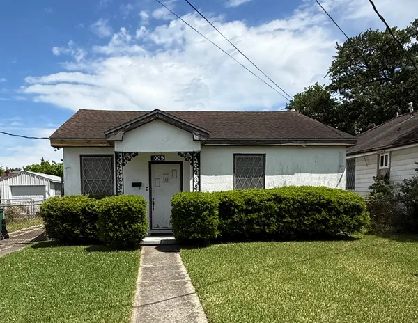 $330,000 | 1005 Ridgelake Drive, Metairie, LA 70001