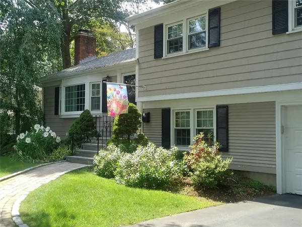 $899,000 | 7 Meadowbrook Drive, Barrington, RI 02806