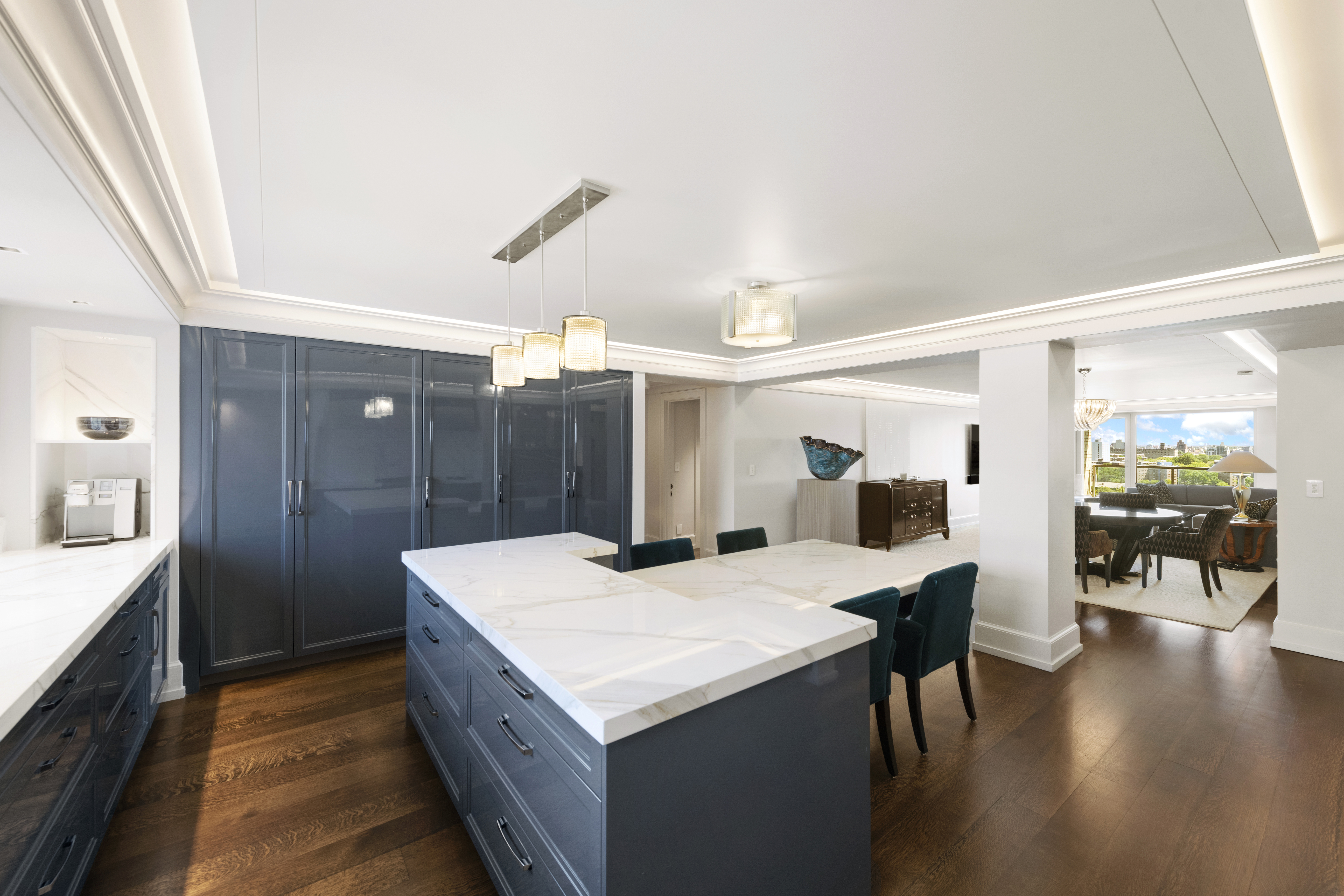 180 East End Avenue, Unit 15E Manhattan, NY 10128 - Photo 5 of 31 a kitchen with a table chairs and wooden floor
