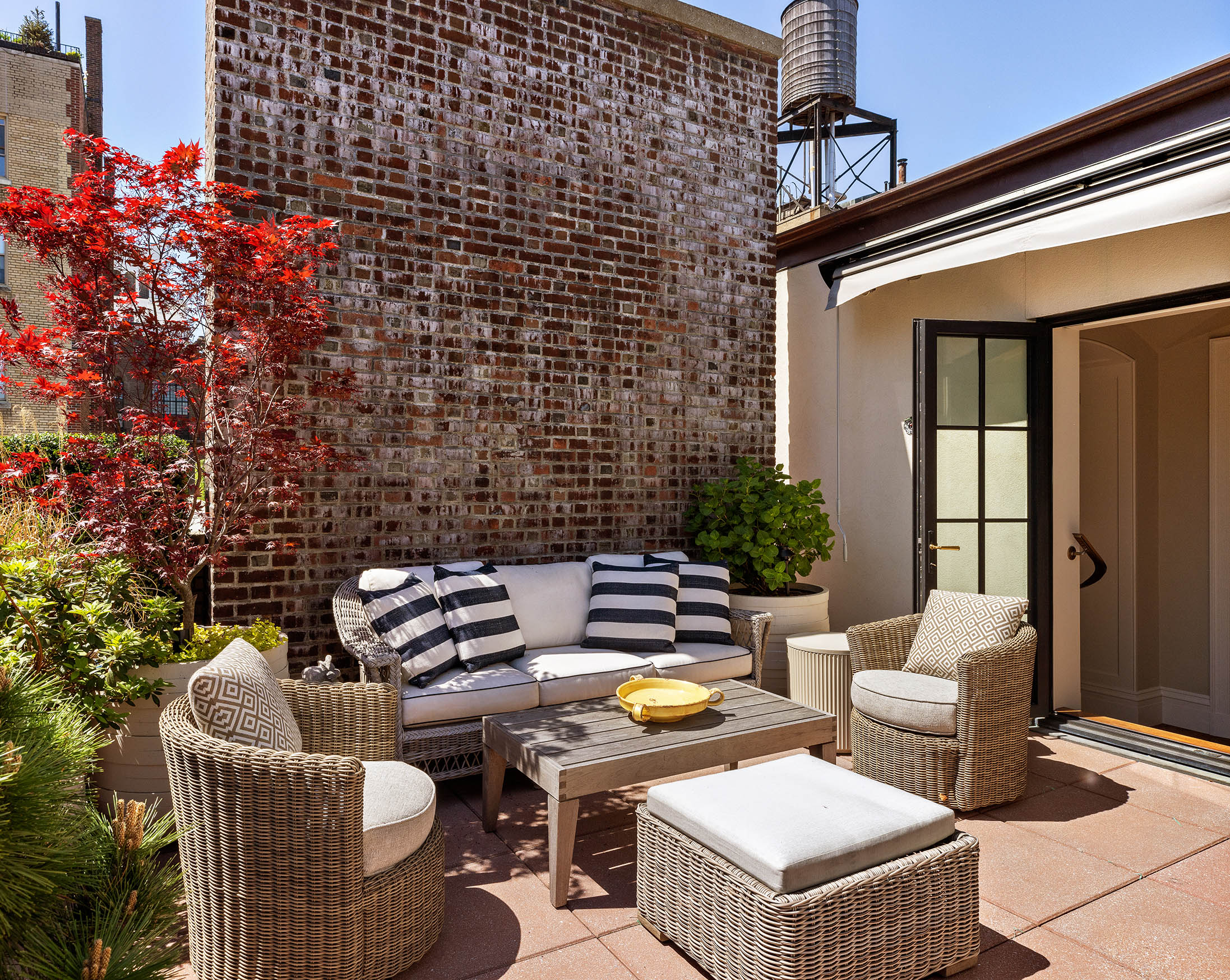 150 East 73rd Street, Unit PH Manhattan, NY 10021 - Photo 24 of 29 view of a patio