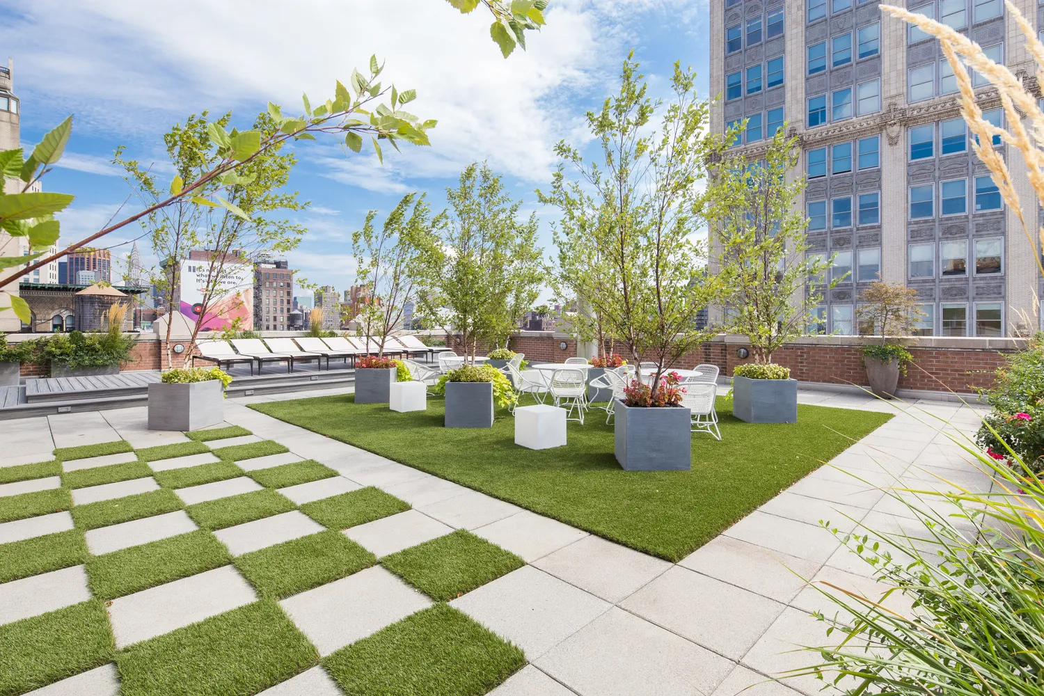 a view of a fountain in the front of a building