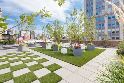 a view of a fountain in the front of a building