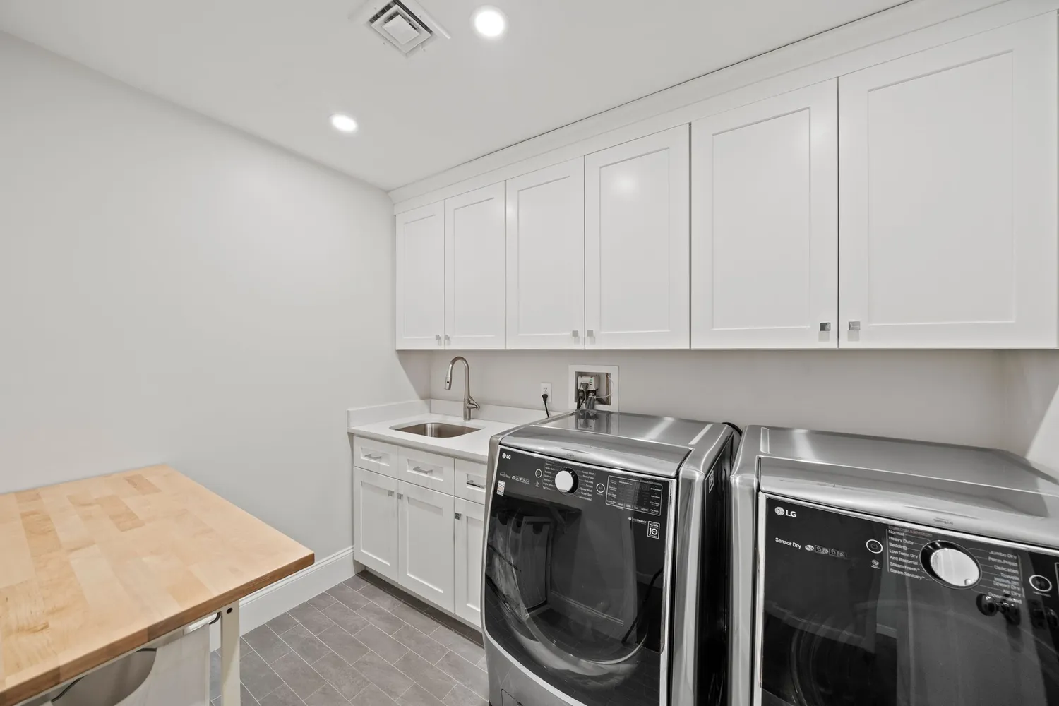 a view of a bunch of flowers and trees