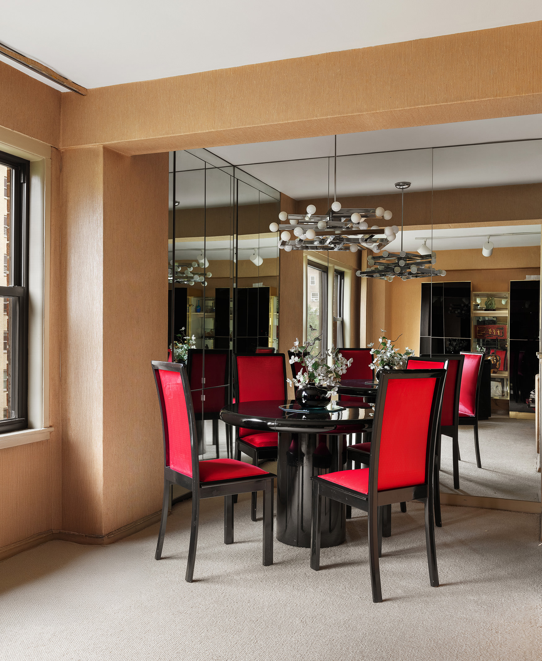 515 East 85th Street, Unit 6D Manhattan, NY 10028 - Photo 6 of 16 a view of a chairs and tables in patio