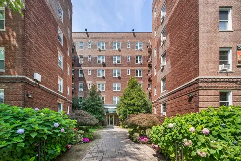 $425,000 | 280 Ocean Parkway, Unit 1S | Kensington