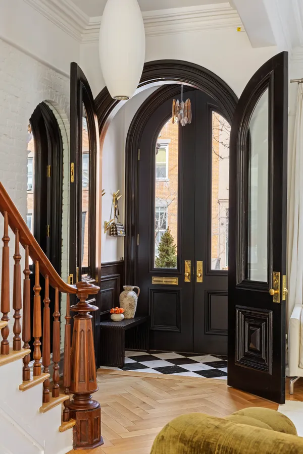 a view of front door with entryway