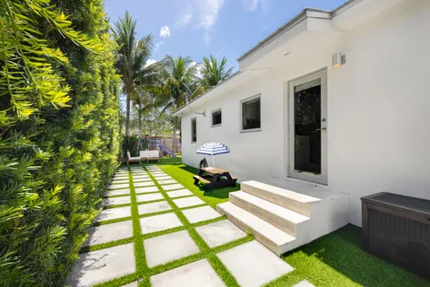 $1,295,000 | 6055 Southwest 38th Street, Miami, FL 33155