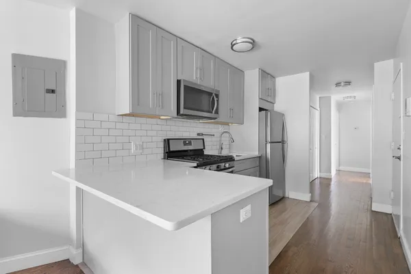 $5,800 | 189 Woodpoint Road, Unit 3 | East Williamsburg