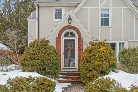 $999,000 | 45 Lynnbrook Road, Lynnfield, MA 01940