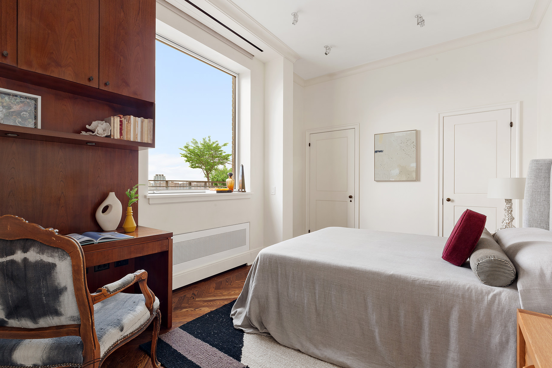 14 East 90th Street, Unit PHW Manhattan, NY 10128 - Photo 20 of 25 a bedroom with a bed and a dresser