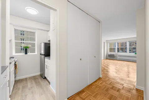 $475,000 | 150 East 37th Street, Unit 10F | Murray Hill