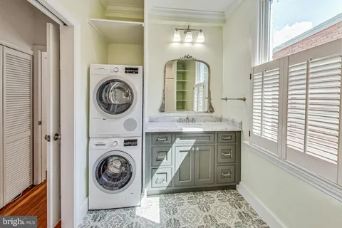 $1,200,000 | 524 10th Street Southeast, Washington, DC 20003