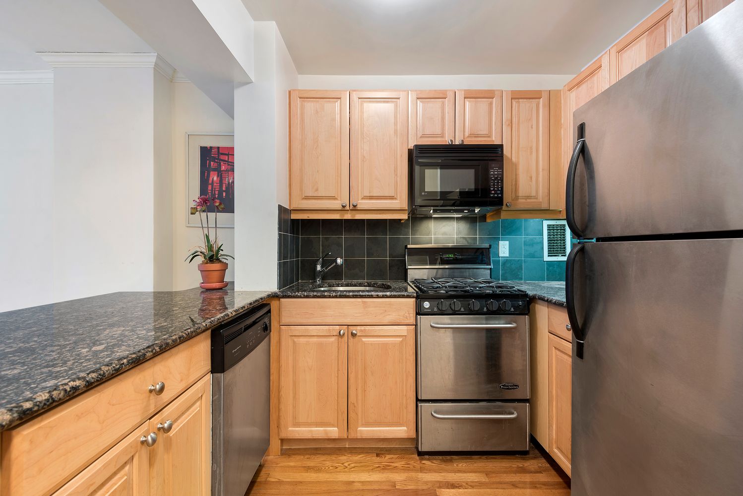 333 East 34th Street, Unit 6A Manhattan, NY 10016 - Photo 3 of 10