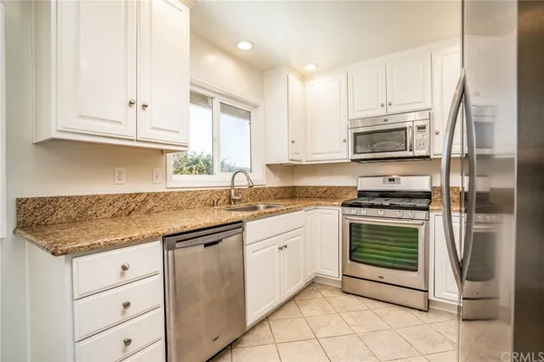 $3,195 | 301 Oswego Avenue, Huntington Beach, CA 92648