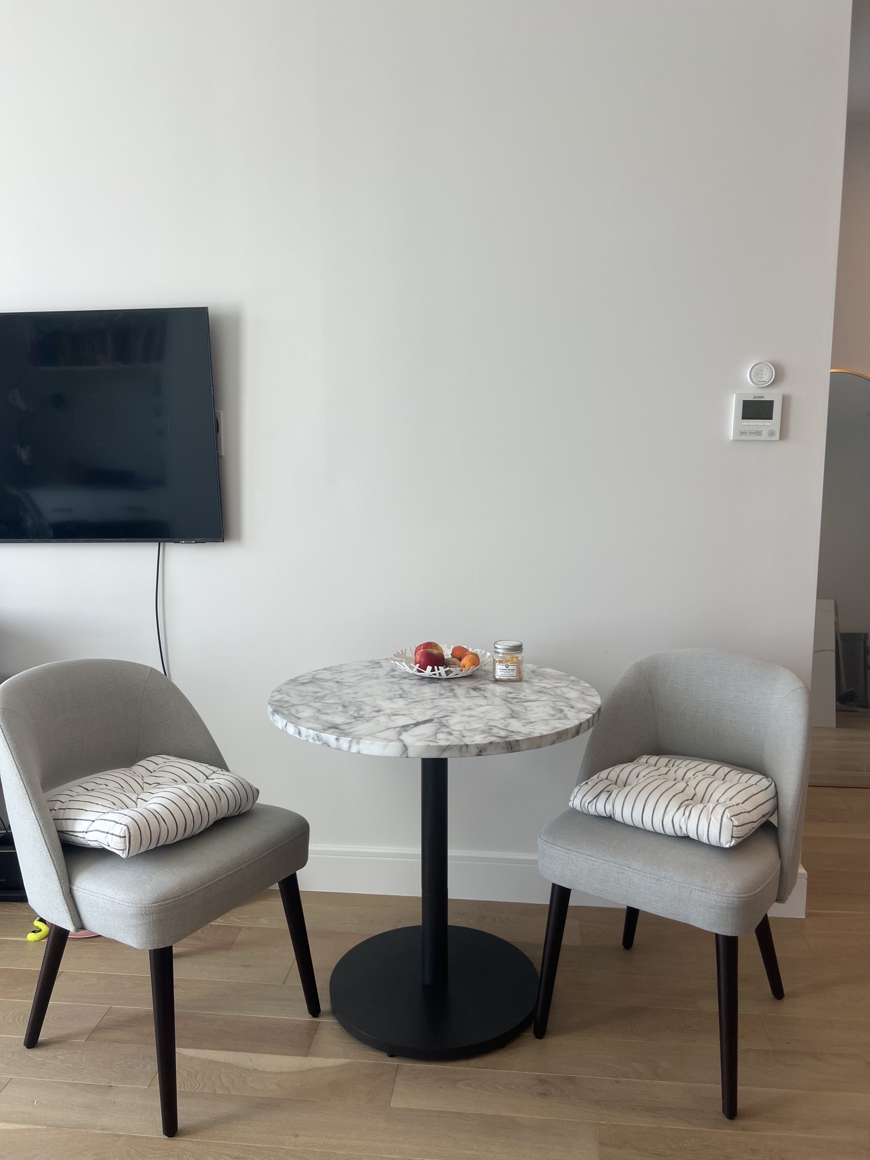 37-34 33rd Street, Unit 7H Queens, NY 11101 - Photo 9 of 18 a living room with furniture and a lamp