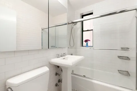 $1,435,000 | 30 East 9th Street, Unit 4M | Greenwich Village
