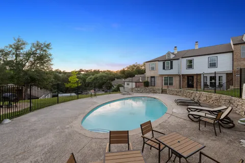 a sign that is sitting on a brick wall