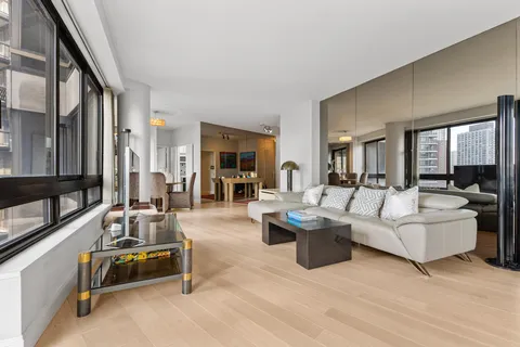 $1,695,000 | 167 East 61st Street, Unit 20E | Lenox Hill