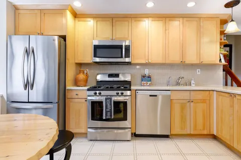 $715,000 | 7 East 35th Street, Unit 10D | Midtown South