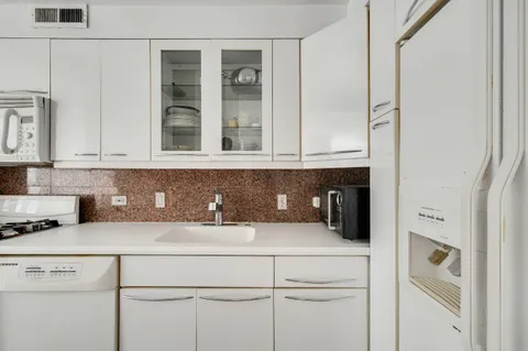 $995,000 | 357 East 57th Street, Unit 5D | Sutton Place