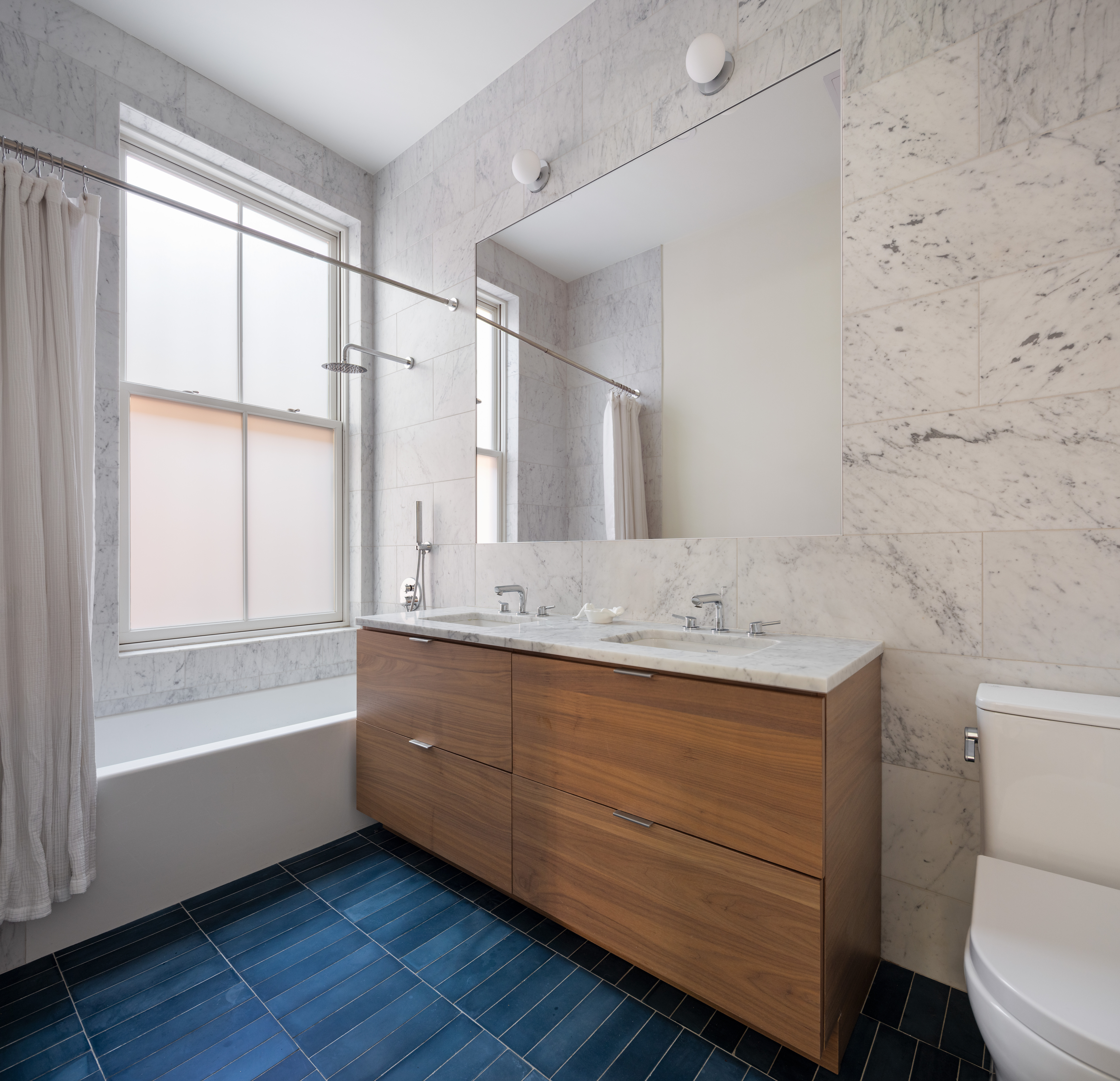 113 Columbia Heights, Unit PARLOR Brooklyn, NY 11201 - Photo 8 of 12 a bathroom with a sink mirror toilet and bathtub