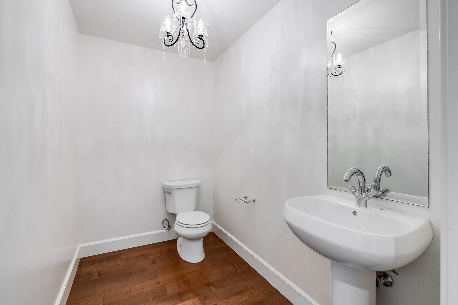 $1,095,000 | 10648 Woodbridge Street, Unit 105, Toluca Lake, CA 91602