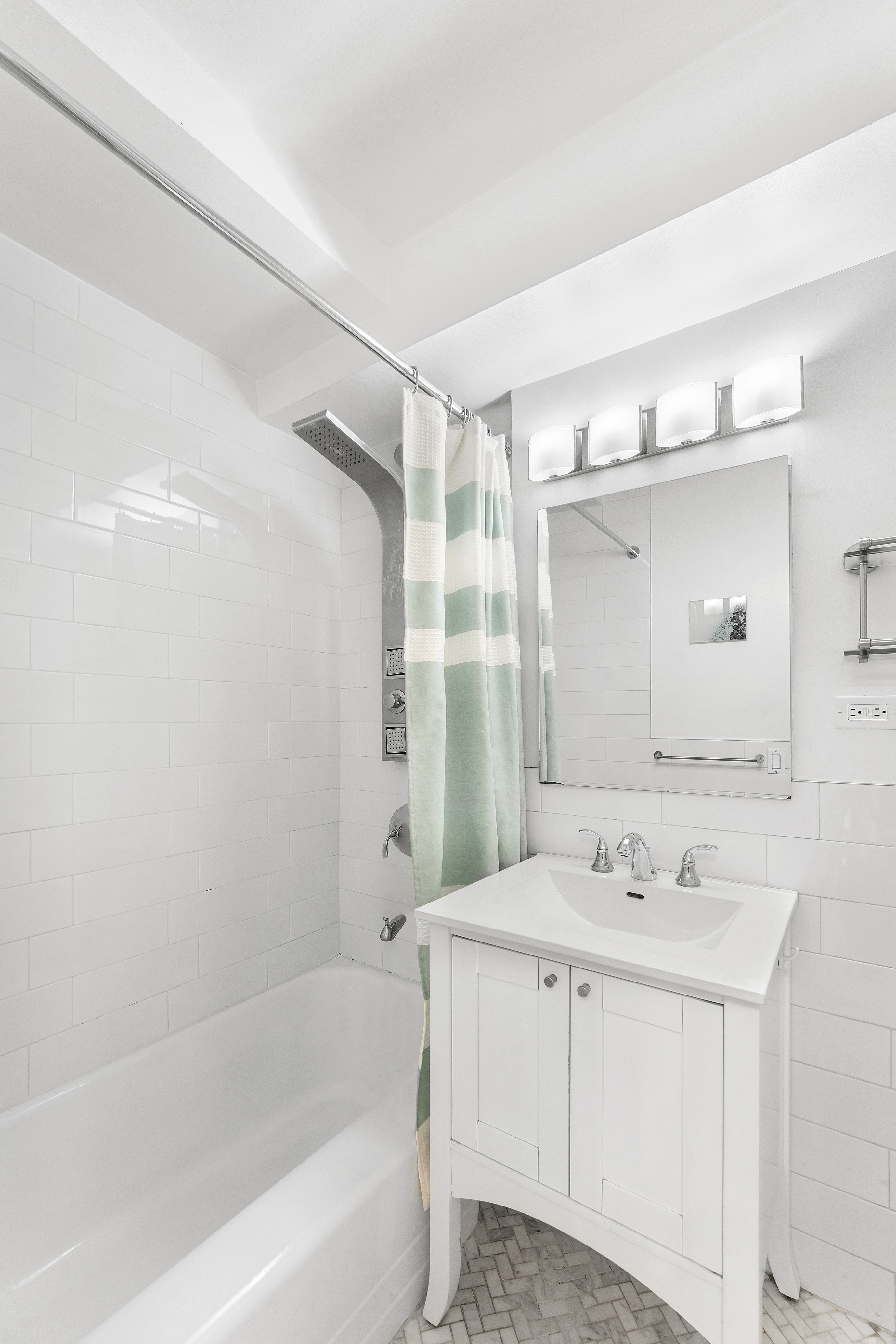 176 East 77th Street, Unit 7F Manhattan, NY 10075 - Photo 7 of 11