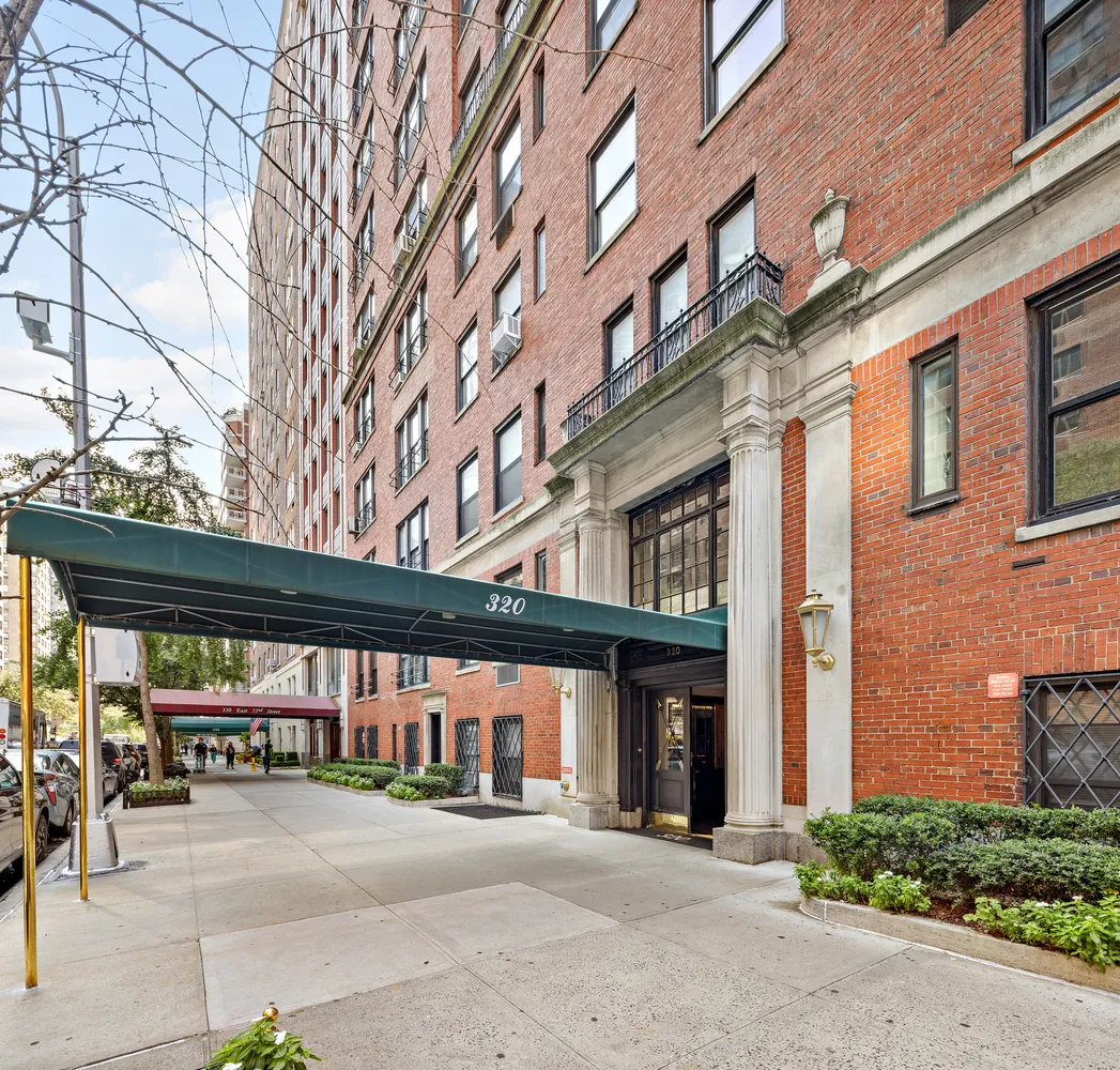 $3,100,000 | 320 East 72nd Street, Unit PHB | Lenox Hill