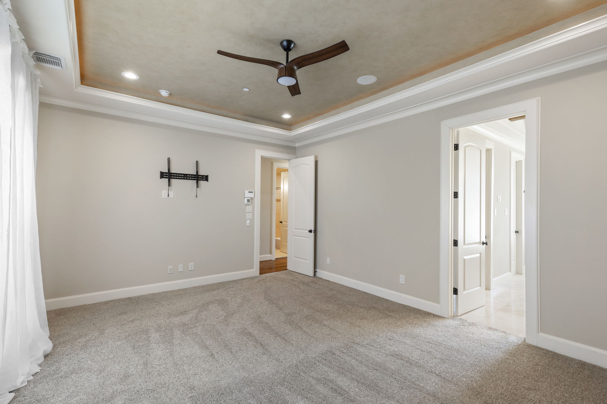 5407 Feagan Street Houston, TX 77007 - Photo 20 of 43 a view of a livingroom with a ceiling fan & entryway